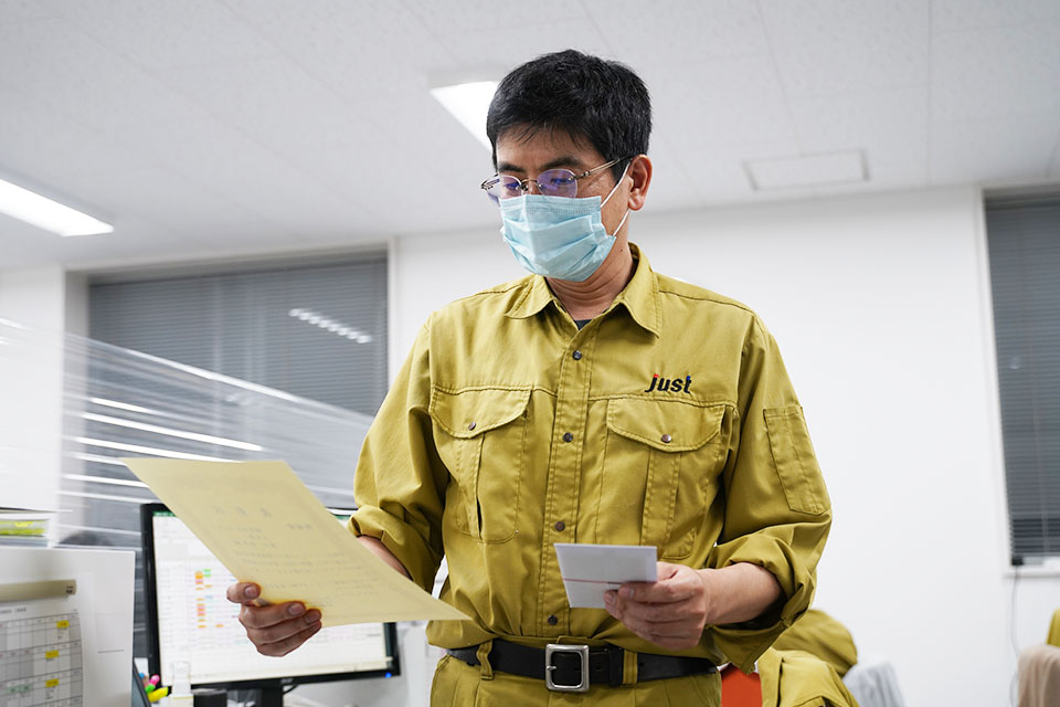 表彰状をしみじみ読む森田さん、おめでとうございます!