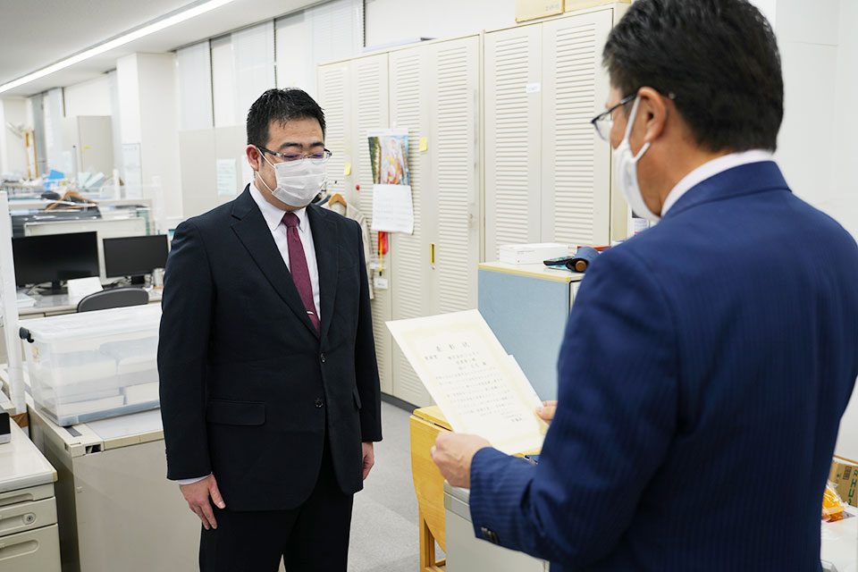 緊張の中、表彰状授与