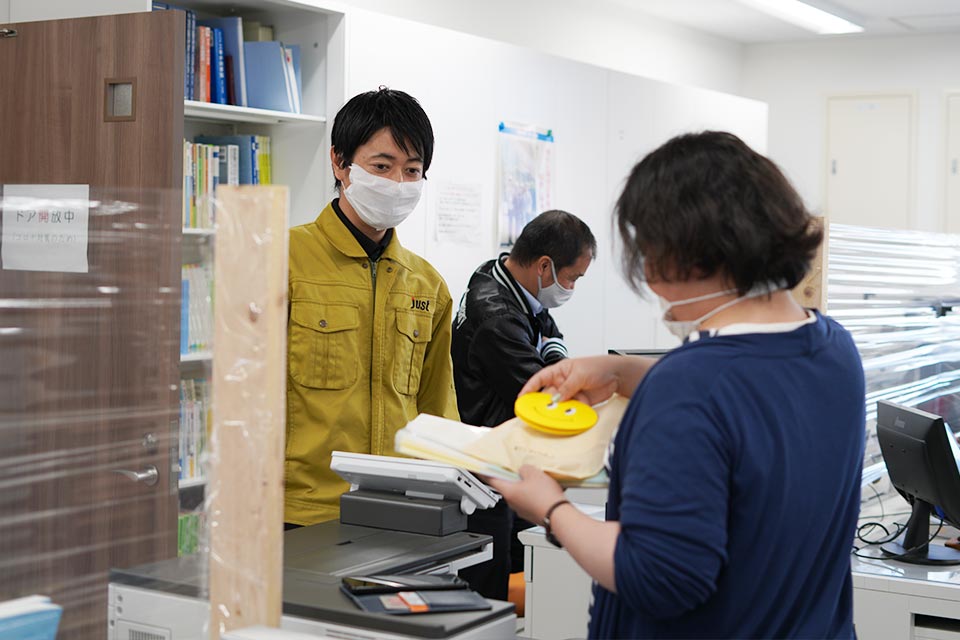 「最初に渡すのは…」「待ってくださいね」→おや?後ろに見えるのは…