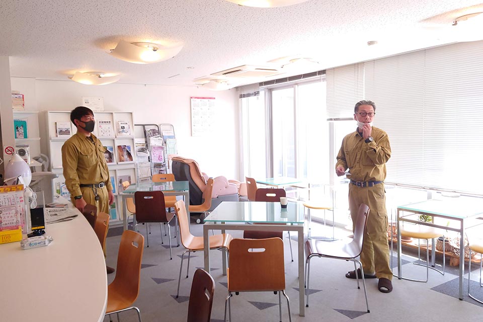 協力会社のシーシーオーの湯澤様に、現場帰りに本社へお越しいただきました。もちろん何があるかお伝えしていません。