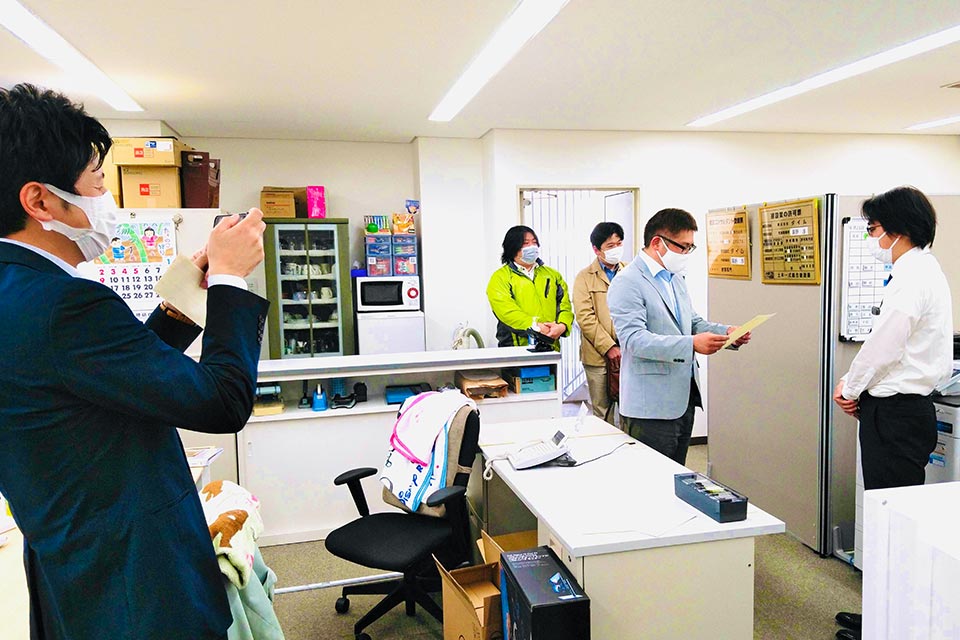 自由枠部門グランプリの徳竹さんとともに協力会社部門の敢闘賞を受賞した白馬建設平池さん、レーダ研究所後藤さん、ダイム島田さん(代理で西島社長)へ表彰状をお届けしてきました。