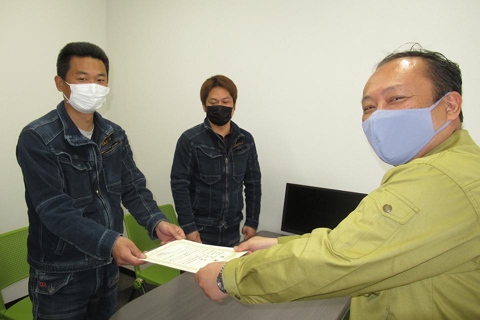 名古屋営業所でご協力いただいている三晃企画の丸山様、長谷部様へ、敢闘賞のお届けです。