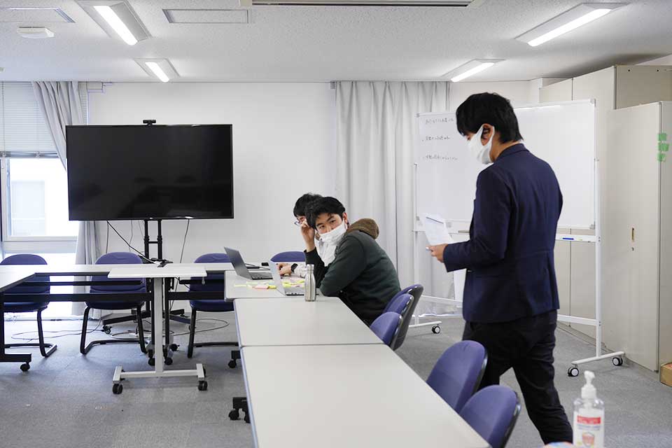 次は会議室でミーティングをしていたところに突撃です。