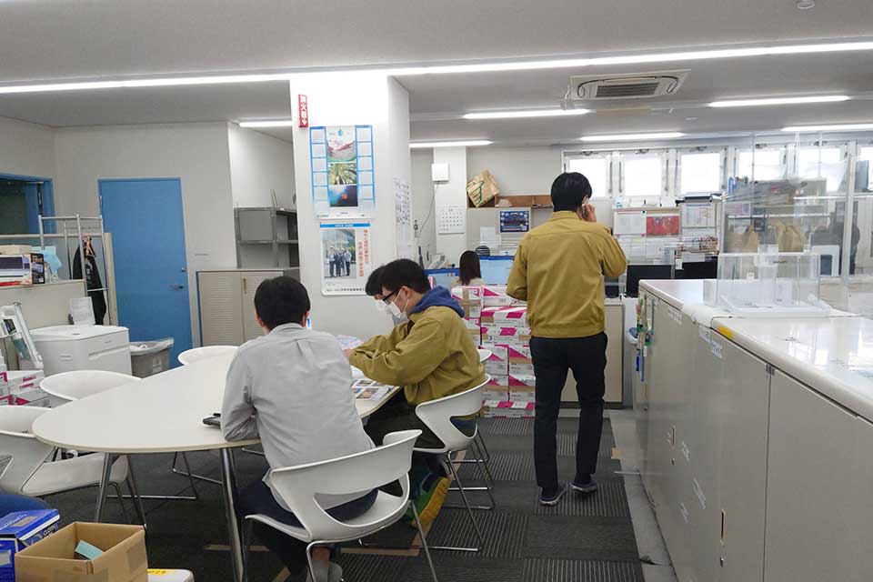 その後、残りの表彰者を探してフロアをうろうろ…<br>(角田さん、通り過ぎてる…!)