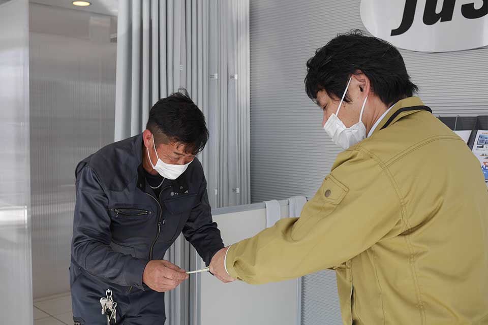 協力会社部門敢闘賞の巧技園の齋藤様へ青木さんより感謝状をお渡しします。