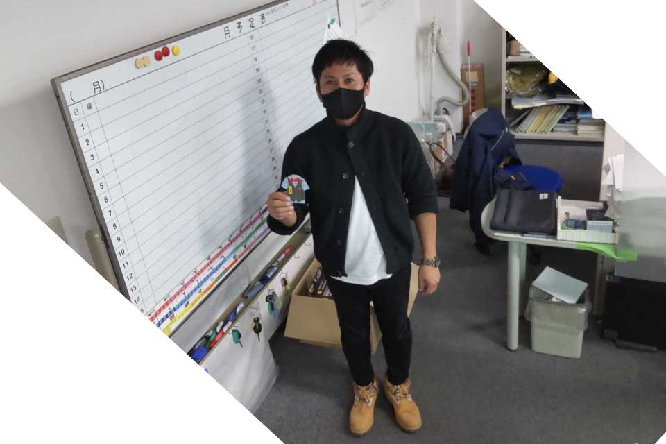 大阪営業所の金田さん、卒業したホワイトボードの前にて。<br>DX部門敢闘賞おめでとうございます!