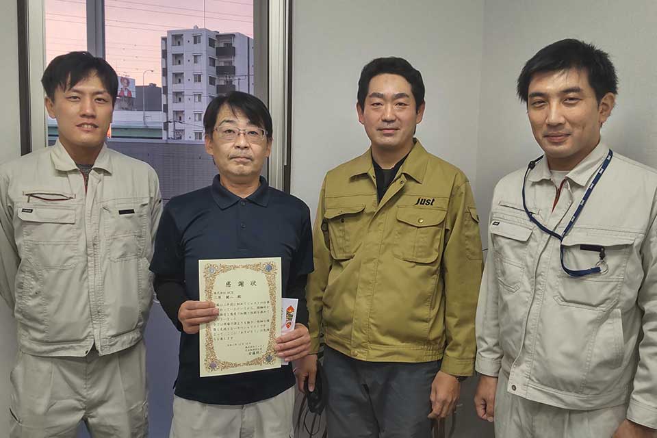 協力会社部門グランプリ、株式会社ACE 三原様へ感謝状をお渡しいたしました。<br>少し緊張されている…?