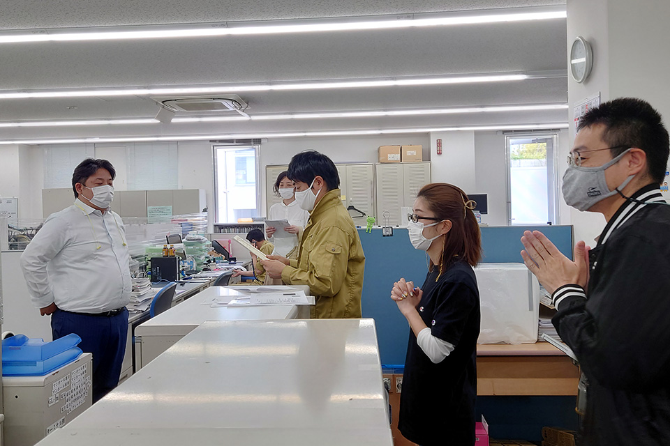 営業2部の山本さん、グッドアイディア部門のグランプリ受賞です！