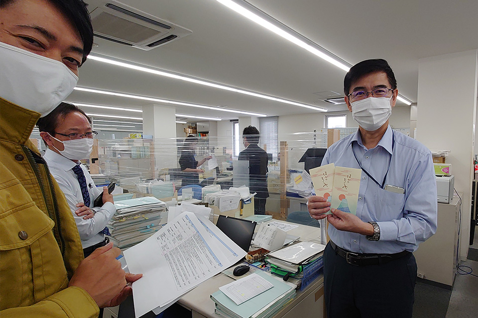試験検査部で不在だった受賞者の皆さんへは代理でお渡ししました！