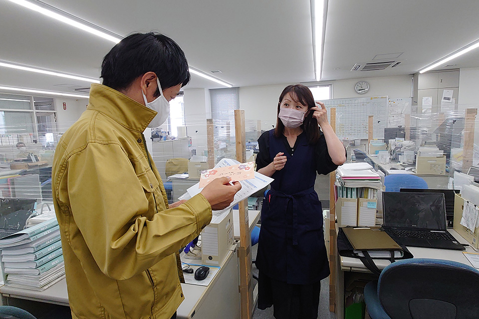 そして隣の営業1部へ…