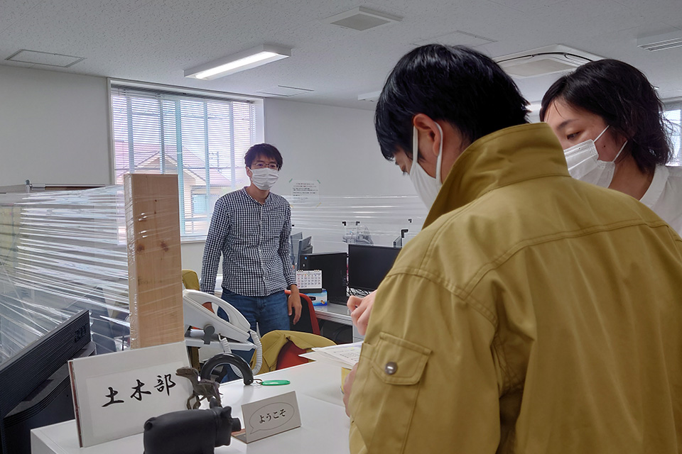 （おっ、なにか来たぞ…）
