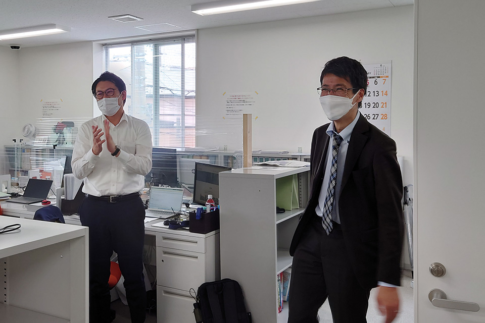 察してニコニコ集まる面々