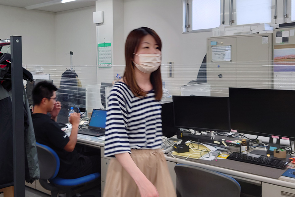 「私ですか？」とそっと呼び出しに応じる山田さん