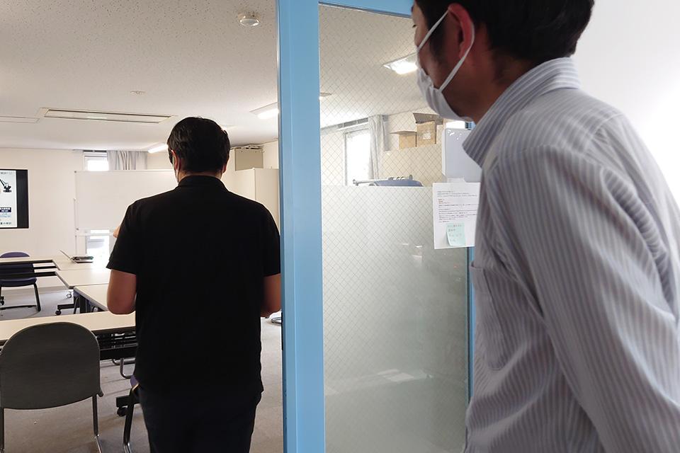 次は会議中の所に突撃です。