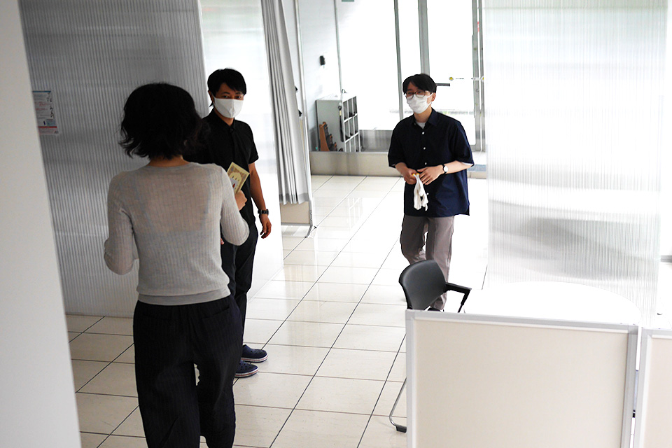表彰も残り少なくなってきました…チャンスを逃すまいと作業中の所を捕まえます。