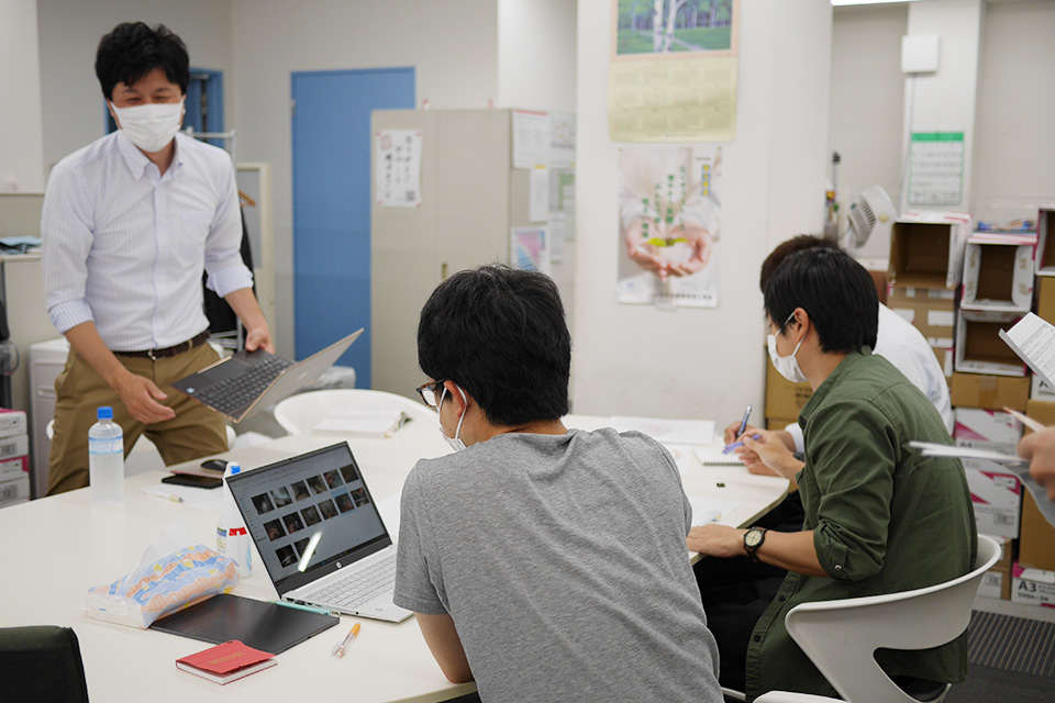 「打ち合わせ中ごめんね」という声に察してニコニコ移動する表彰委員会の村上委員長
