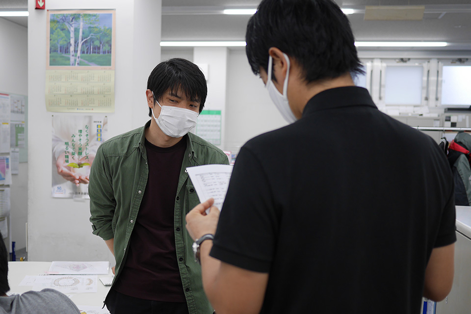 調査診断部小澤さん、真の！スペシャリスト部門敢闘賞受賞です！<br>（ちょっと緊張しているな…）